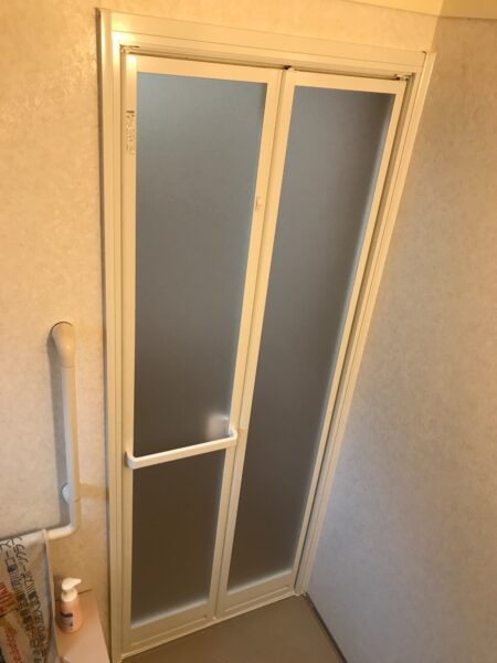 加須市　浴室ドア交換工事　水回りの業者さんに浴室交換しないとドア交換できないと言われた・・・