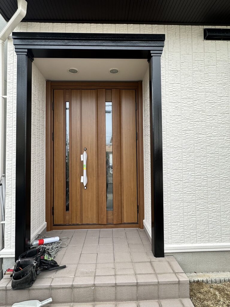久喜市　外壁塗装後に玄関ドアが汚く目立ち新しい家の顔へ玄関交換