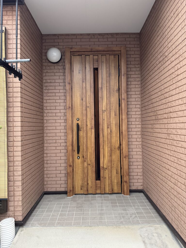鴻巣市　30年前の玄関をお洒落な玄関へフルドアチェンジ！！
