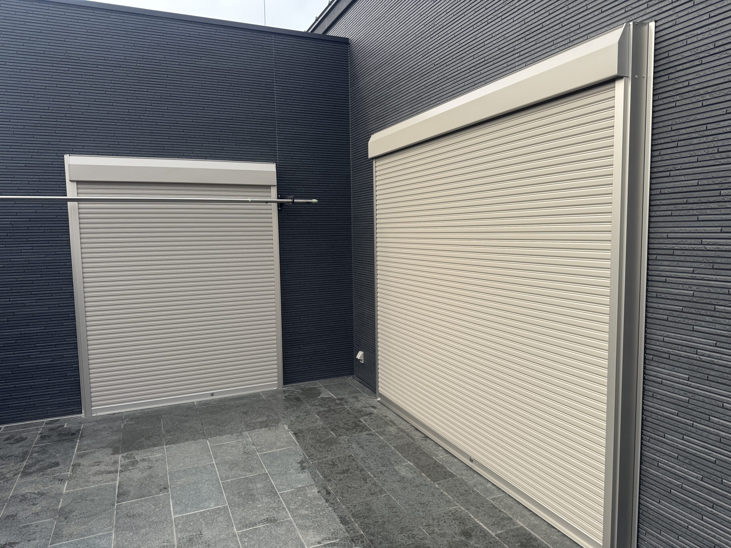 【後付けシャッターで防犯・台風対策】外壁を壊さない窓リフォーム｜埼玉の専門店が施工対応