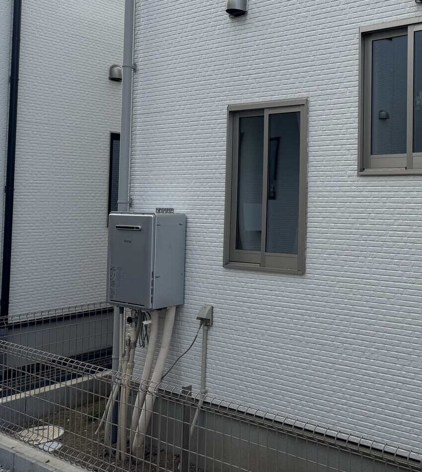 給湯器と配管が窓の近くにある部分の拡大写真