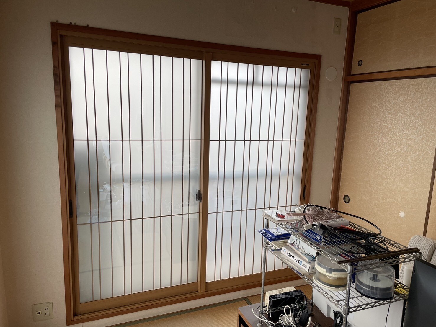 マンションの室内側に設置された内窓の施工写真