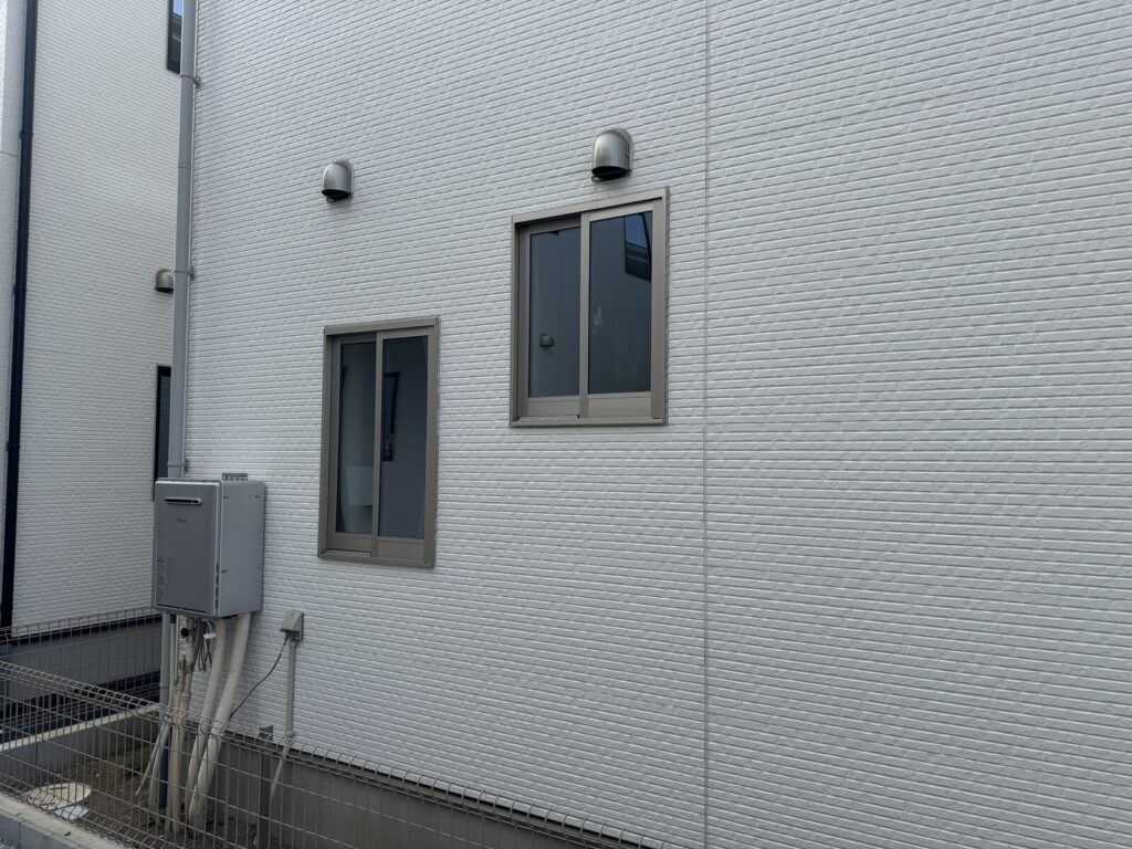 窓の外に給湯器や配管が近くても交換できる？現地調査で見る点